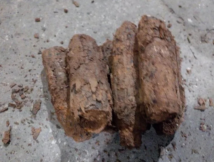 8 quả đạn mới được nhân viên Tổ Lò đốt của Trung tâm Quản lý chợ, Môi trường và Đô thị huyện Cam Lộ phát hiện. (Ảnh: TTCC)