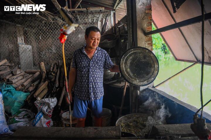 'Rốn lũ' Hà Nội: Người chèo thuyền tìm vịt lạc, người xót xa nhìn gà chết cả đàn - 6
