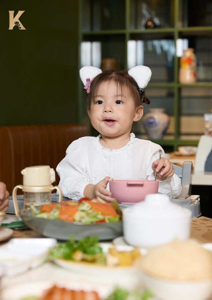 Bé Pam đang thưởng thức món ăn tại KAMPONG.