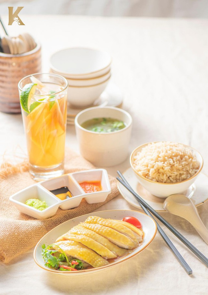 Cơm gà Hải Nam là một món ăn không thể bỏ lỡ khi đến KAMPONG.