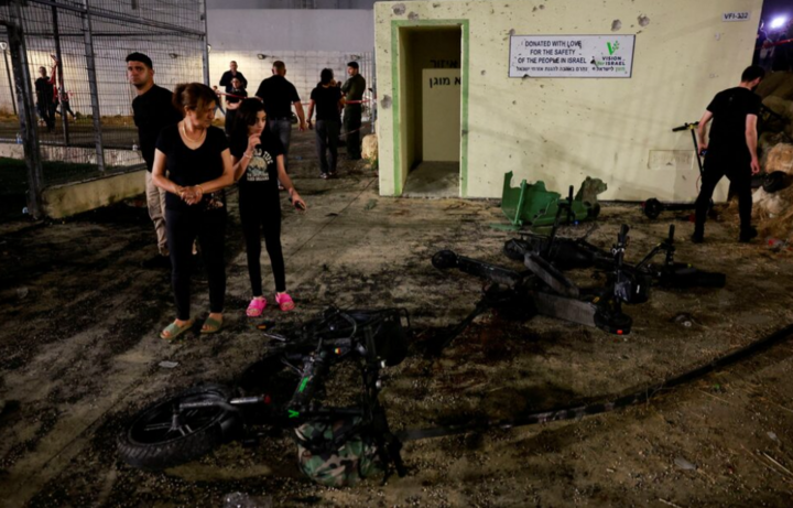 Hiện trường vụ tấn công tên lửa chết người vào một sân bóng đá ở Majdal Shams, thuộc Cao nguyên Golan do Israel kiểm soát. (Ảnh: Reuters)