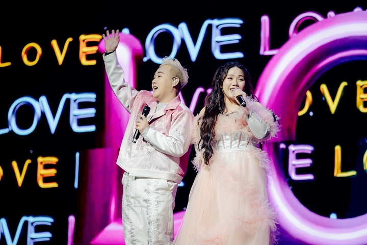 Ngoài những "chiêu trò" sân khấu, Trung Quân còn đem đến live concert 1689 những vị khách mời với giọng ca ấn tượng: Thùy Chi, Bảo Thy, Hương Tràm, Hồ Quỳnh Hương, Mỹ Linh.