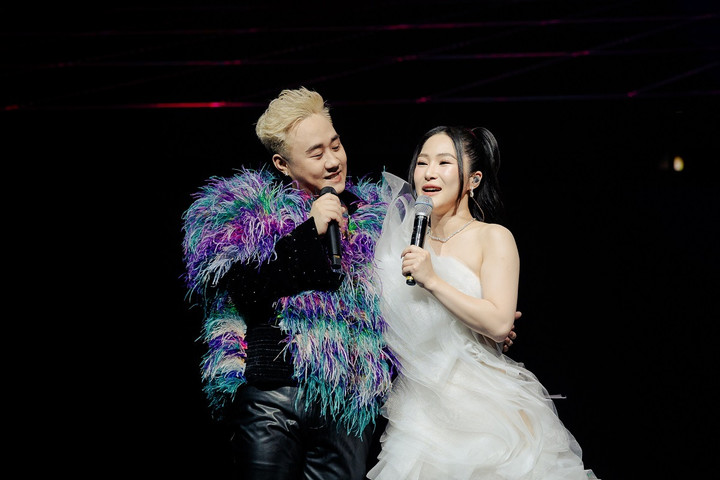 Các giọng ca trẻ như Hương Tràm, Thùy Chi và Bảo Thy kết hợp cùng Trung Quân để tái hiện thời thanh xuân sôi nổi với cảm xúc trong trẻo, ngọt ngào.