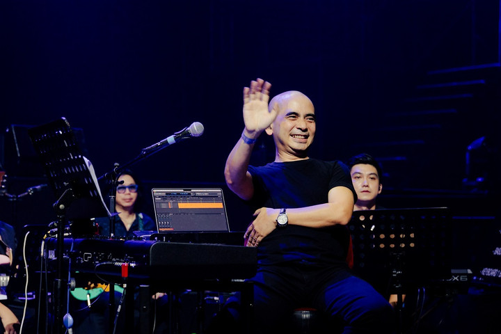 Một điểm nhấn đầy cảm xúc nữa mà Trung Quân dành cho khán giả của live concert 1689 chính là màn song ca với nhạc sĩ Đức Trí. Ca khúc "Muộn màng là từ lúc" được cất lên bởi giọng ca của nam nhạc sĩ đã khiến khán giả vỡ òa trong thích thú.