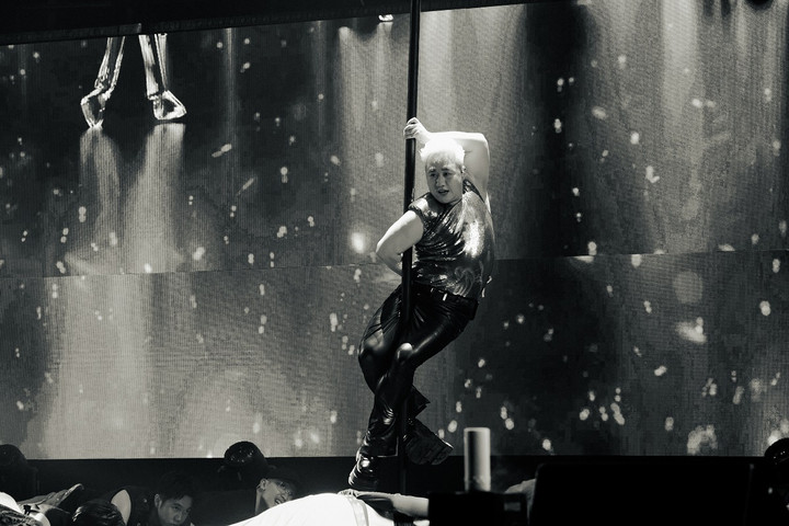 Vẫn như những live concert trước đó, Trung Quân và ê-kíp không ngại chi mạnh tay cho sân khấu và ánh sáng với những màn trình diễn vừa cảm xúc vừa đầy "chiêu trò" đủ để giữ chân khán giả tới những phút cuối cùng.