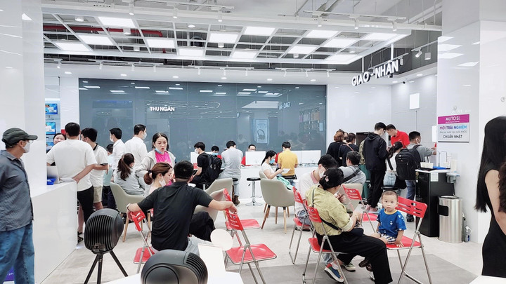 Khách hàng xếp hàng thanh toán tại quầy thu ngân tại Nguyễn Kim.