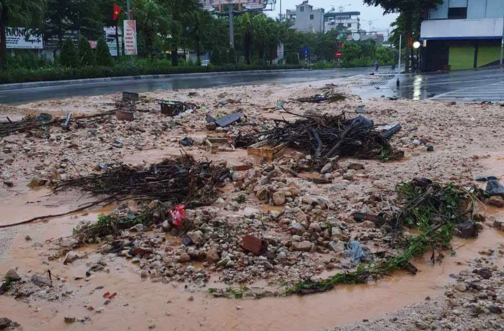 Đất đá trôi nhiều ra đường tại phường Hồng Hà sau mưa lớn. (Ảnh: Cổng thông tin điện tử tỉnh Quảng Ninh)