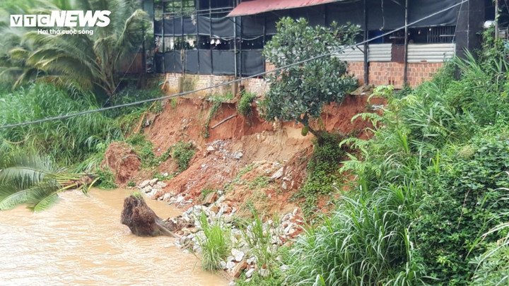 Dòng nước chảy mạnh đã cuốn trôi phần móng kiên cố của một ngôi nhà ở xã Đắk Trăm