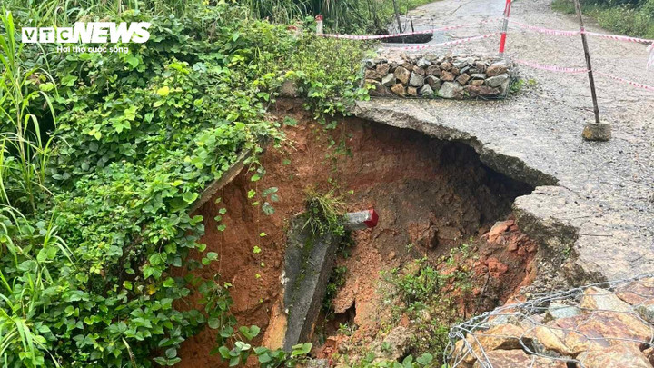 Lực lượng chức năng đã tổ chức cắm biển cảnh báo tại vị trí bị sạt lở