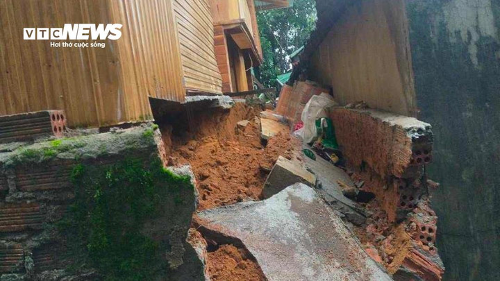 1 ngôi nhà sụt lún móng do mưa lớn.