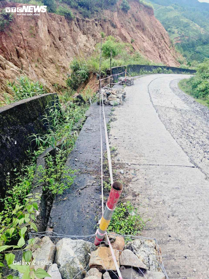 Điểm sụt lún taluy âm nghiêm trọng trên tuyến đường vào các xã trên địa bàn huyện Tu Mơ Rông.