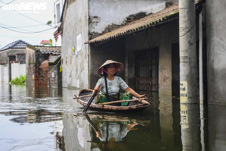 Cô Xuyên hy vọng nước kịp rút để chuẩn bị cho năm học mới. (Ảnh: Đức Anh)