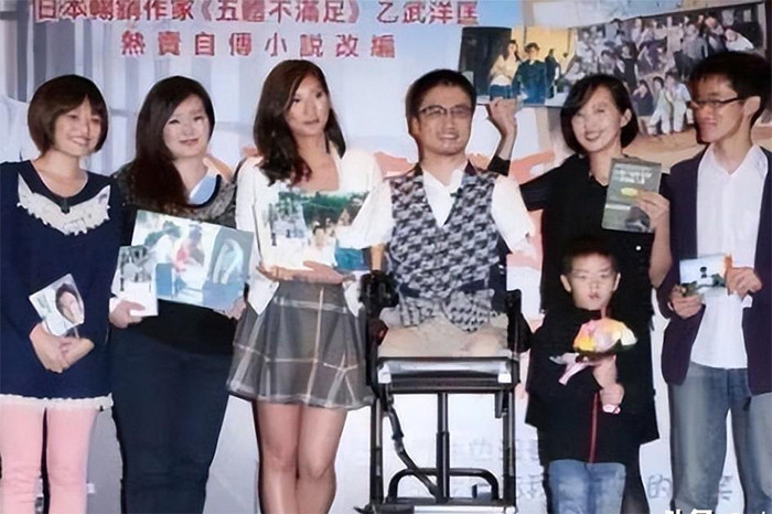 Một buổi ký tặng sách của anh với rất đông người hâm mộ. (Ảnh: Toutitao)