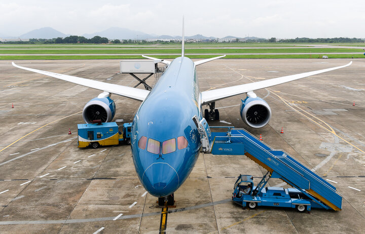 Cận cảnh máy bay Boeing 787-10 vừa đáp xuống Nội Bài.