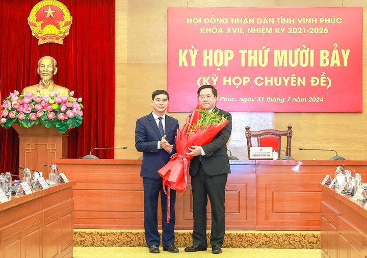 Bí thư Tỉnh ủy Vĩnh Phúc Dương Văn An tặng hoa chúc mừng ông Trần Duy Đông.