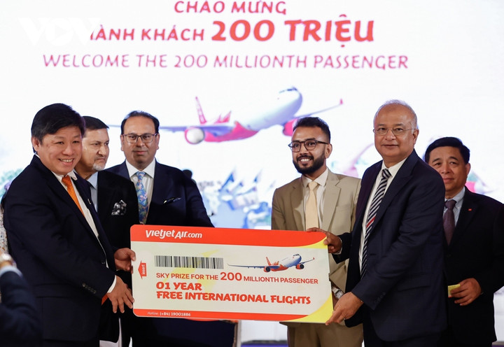 Vị khách thứ 200 triệu của Vietjet là một doanh nhân Ấn Độ, ông Sandeep Mehta. Vietjet dành tặng vị khách đặc biệt 1 năm bay quốc tế miễn phí.