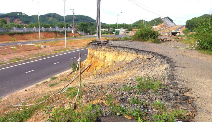 Lối mở đấu nối tạm thời từ đường liên thôn ra tuyến vành đai phía Tây rất nguy hiểm.