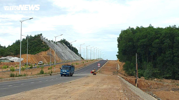 Ô tô đi ngược chiều trên tuyến đường vành đai phía Tây.