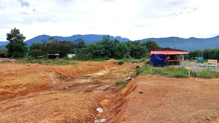 Tuyến đường gom liên thôn thi công dang dở vì vướng mặt bằng.