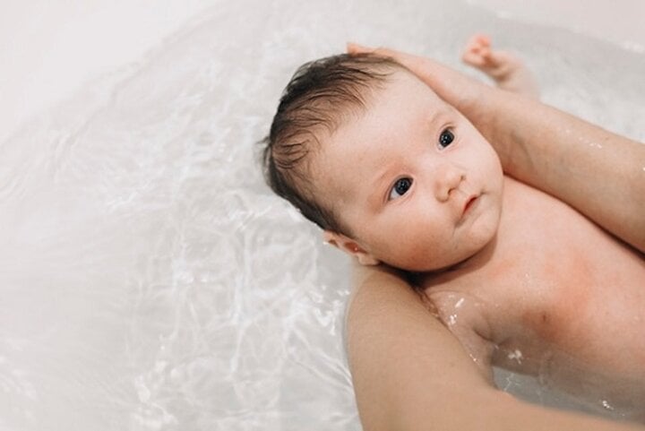 Trẻ có thể tắm sau khi tiêm phòng. (Ảnh minh họa)