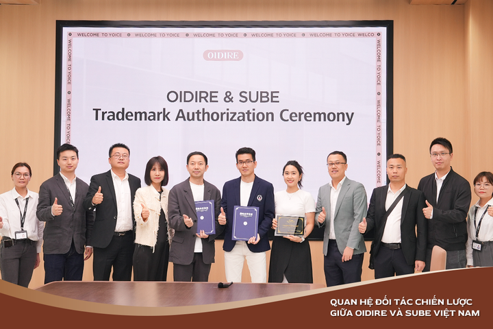 Ông Lê Anh Tuấn - Tổng giám đốc Công ty cổ phần Sube Việt Nam và ông Zhou GangPei - Tổng giám đốc Yoice Electrical Appliance Co., Ltd (đại diện OIDIRE) tại buổi lễ ký kết hợp tác độc quyền.