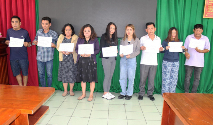 Chân, Phú, Hạnh, Nguyệt, Tâm, Ni, Trí, Hiền, Đức (từ trái qua phải) tại cơ quan điều tra. (Ảnh Công an cung cấp)