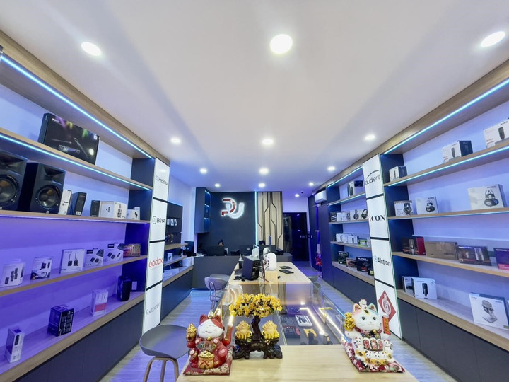 Hình ảnh cửa hàng với đầy đủ sản phẩm âm thanh của Pustudio.