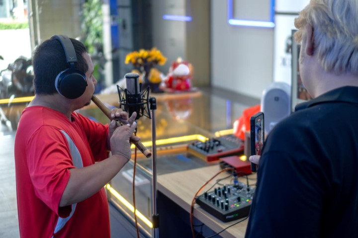 Hình ảnh khách hàng trải nghiệm thiết bị âm thanh tại Pustudio.