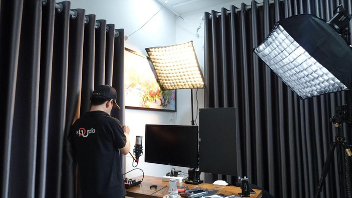 Nhân viên Pustudio setup phòng thu cho khách hàng.