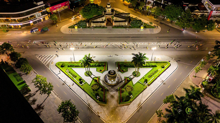 Đoàn vận động viên chạy qua Di tích Lịch sử Quảng Bình Quan trên đường Quang Trung, phường Đồng Hải, thành phố Đồng Hới.