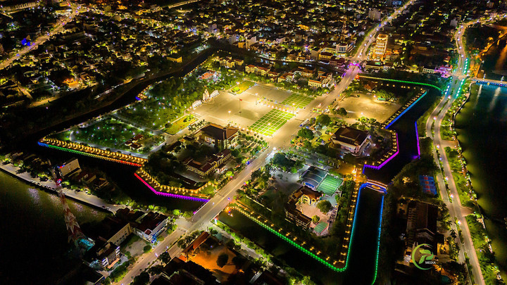 Ngày 28/7/2024, giải Marathon Quốc tế Quảng Bình do sở Văn hóa Thể thao Quảng Bình và Công ty Cổ phần Sự kiện Bolt phối hợp tổ chức đã diễn ra thành công tốt đẹp với hơn 3000 vận động viên trong và ngoài nước. Sự kiện ghi dấu ấn là giải đấu có số lượng vận động viên tham dự lớn nhất từ trước tới nay tại Quảng Bình. Khu vực tổ chức giải Quang Binh International Marathon 2024 được đặt trên đường Hùng Vương, phía trước Quảng Trường Hồ Chí Minh, nằm trong khu vực Di tích Lịch sử và Kiến trúc Nghệ thuật Thành Đồng Hới, Thành phố Đồng Hới, tỉnh Quảng Bình. Quảng Trường Hồ Chí Minh là điểm xuất phát đầy tự hào và cũng là nơi chứng kiến khoảnh khắc vinh quang khi về đích của tất cả vận động viên ở mọi cự ly tham gia.