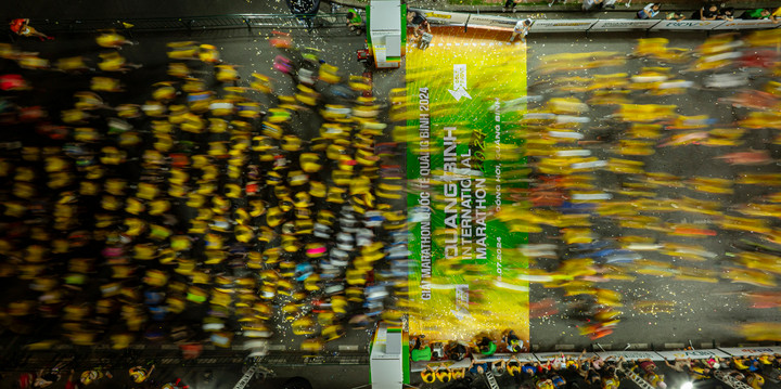 Giờ vàng đã điểm, 3h sáng ngày 28/07 vạch xuất phát của Quang Binh International Marathon 2024 đã chính thức in dấu chân của những chiến binh chinh phục cự ly 42km với đầy năng lượng và khí thế. Các cự ly 21km, 5km và 10km lần lượt xuất phát sau đó vào lúc 4h; 5h và 5h15