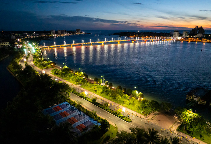 Đường Quang Trung, Quách Xuân Kỳ, Võ Nguyên Giáp, Nguyễn Du, Trương Pháp, một phần đường Trần Hưng Đạo sử dụng 100% một bên làn đường, cấm toàn bộ phương tiện lưu thông một chiều. Các phương tiện giao thông được phân luồng, tách biệt hoàn toàn với khu vực thi đấu. Tất cả cung đường VĐV chạy qua đều đảm bảo ánh sáng và chất lượng mặt đường.