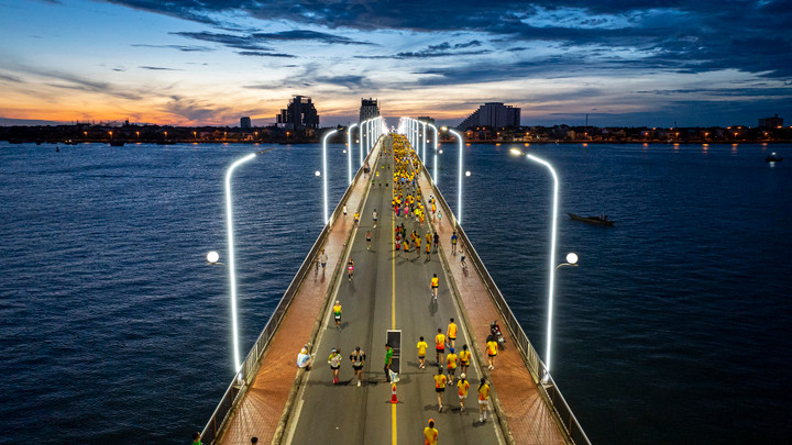 Cầu Nhật Lệ được khóa hoàn toàn và bật sáng hết đèn để phục vụ cho đường đua Quang Binh International Marathon 2024. Các VĐV di chuyển trên cả hai làn đường lẫn chiều đi và chiều về.