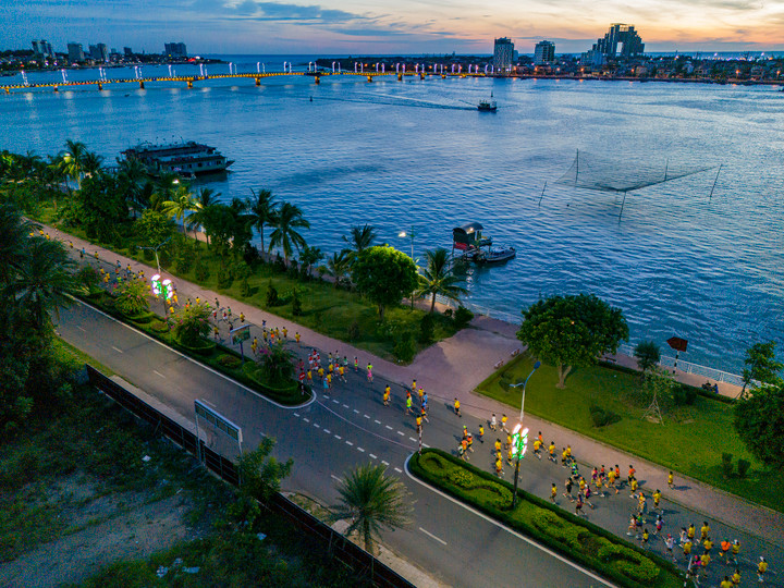 Đến 5h30 sáng, bình minh bắt đầu ló dạng và trời dần sáng. Các vận động viên sau khi chạy lên cầu Nhật Lệ sẽ được chiêm ngưỡng Đồng Hới và ngắm khoảnh khắc bình minh.