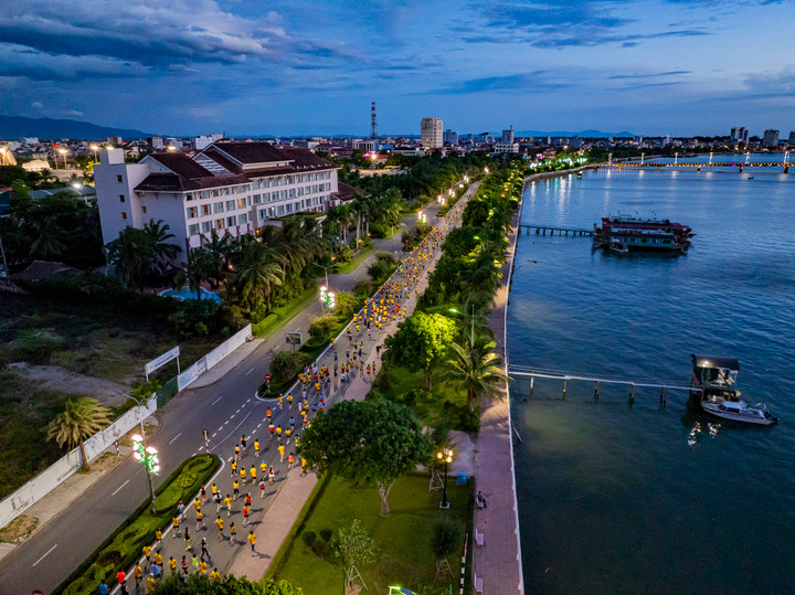 Toàn bộ cung đường chạy được thắp sáng 100%, đảm bảo chiếu sáng cho VĐV trong suốt thời gian thi đấu.