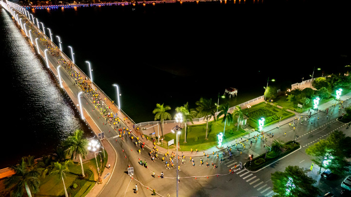 Đặt mục tiêu đường chạy an toàn 100% tại QBIM 2024, BTC đã huy động hơn 150 crew và hơn 500 TNV phục vụ các công tác chuyên môn đường chạy. Hàng trăm chiến sĩ CSGT, Công An, thanh tra giao thông, đã hỗ trợ phân luồng, đảm bảo an ninh cho toàn bộ đường chạy.