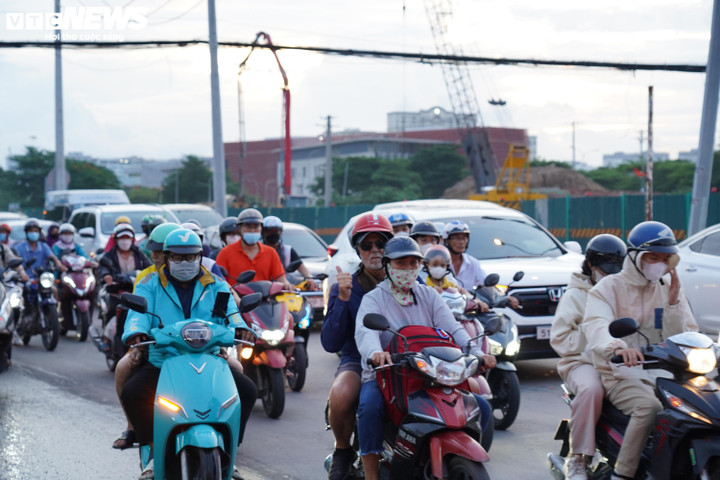 Thời tiết TP.HCM hôm nay 31/7, từ sáng đến trưa trời nắng, nhiệt độ cao nhất khoảng 33 độ C.