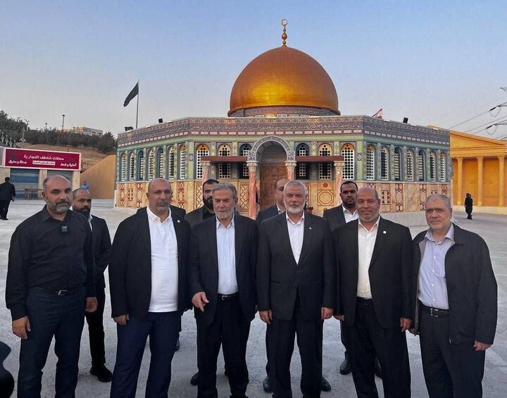 Thủ lĩnh Hamas Ismail Haniyeh (thứ ba từ phải sang) tham quan công viên chủ đề ở Tehran ngày 30/7. (Ảnh: Farnaz Fassihi)