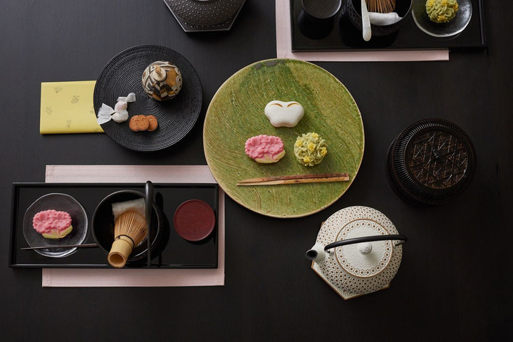 Mỗi loại bánh wagashi sẽ được thưởng thức cùng các loại trà phù hợp khác nhau - Ảnh: Taste of Japan