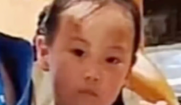 Laosi hồi 6 tuổi, luôn có vẻ mặt cau có. (Ảnh: Weibo)