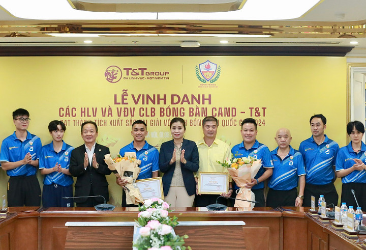 Đinh Anh Hoàng, Trần Mai Ngọc cùng đồng đội và huấn luyện viên của CLB CAND-T&T được thưởng gần 1,5 tỷ đồng.