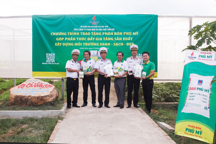 3 tấn phân bón Phú Mỹ được PVFCCo trao tặng Lữ đoàn 162.