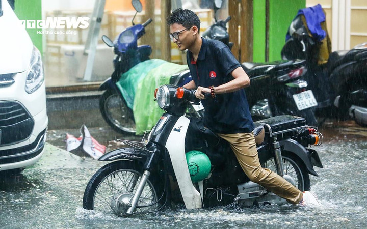 Trong tháng 8/2024, miền Bắc nhiều ngày hứng mưa to diện rộng. (Ảnh: Quốc Anh)
