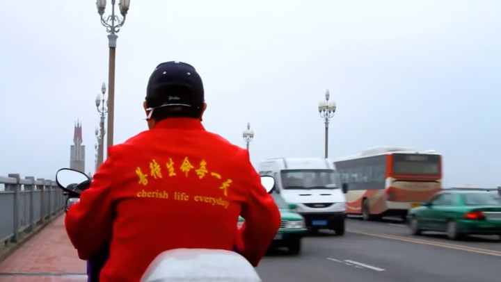 Dòng chữ “trân trọng cuộc sống mỗi ngày” trên chiếc áo của ông Chen. (Ảnh: QQ.com)