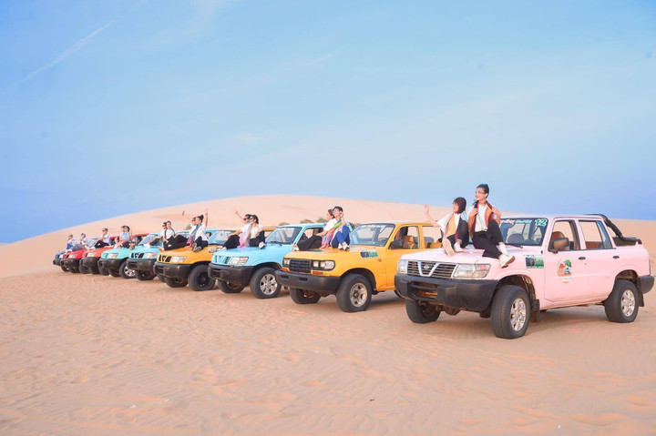 Các thi sinh được đi diễu hành bằng xe jeep.