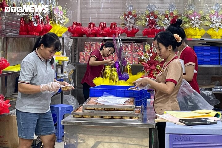 Bánh trung thu mở bán sớm, đắt hơn năm trước - 11