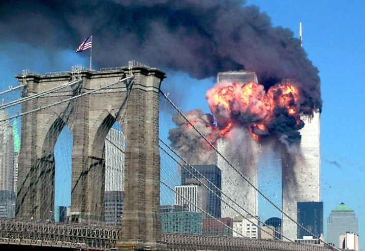 Khoảnh khắc kinh hoàng khi những chiếc Boeing bị nhóm khủng bố khống chế đâm vào khu phức hợp Trung tâm Thương mại thế giới ở New York, Mỹ, ngày 11/9/2001. (Ảnh: Reuters)