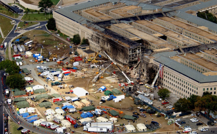 Trụ sở Lầu Năm Góc bị sụp đổ một phần sau vụ tấn công ngày 11/9/2001. (Ảnh: Reuters)