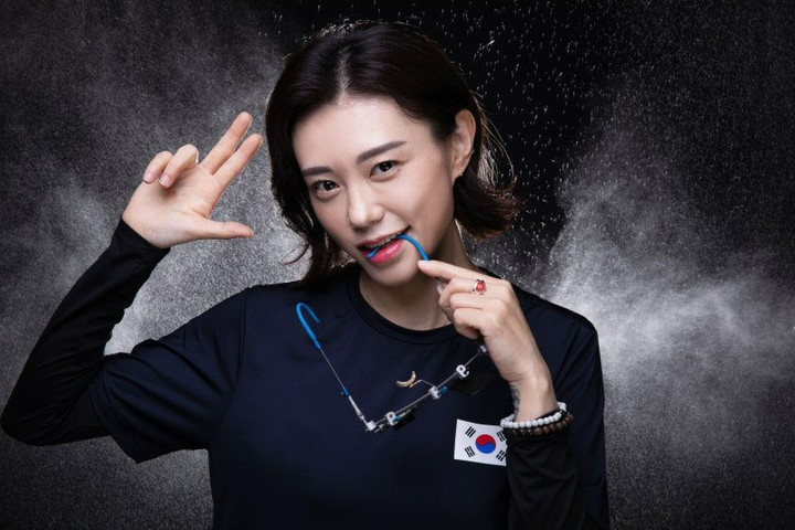 Chia sẻ về sự cạnh tranh với người em Oh Ye-jin, xạ thủ 31 tuổi nói: "Cô ấy như em gái tôi. Tôi luôn cố gắng chăm sóc cô ấy. Tôi rất hạnh phúc khi Oh giành huy chương vàng. Khi chúng tôi cùng đoạt huy chương, cả hai đều rất hạnh phúc vì là người Hàn Quốc. Tôi không quan trọng ai mới là người giành huy chương vàng".